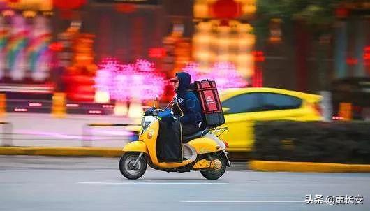 一个县城青年的“月薪过万”面具被撕掉后