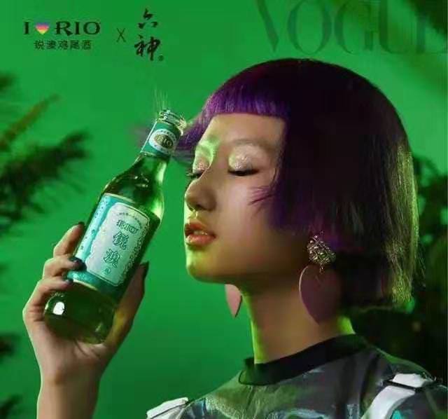 玩跨界、卖情怀、致敬经典、碰撞时尚，国货跨界潮袭来