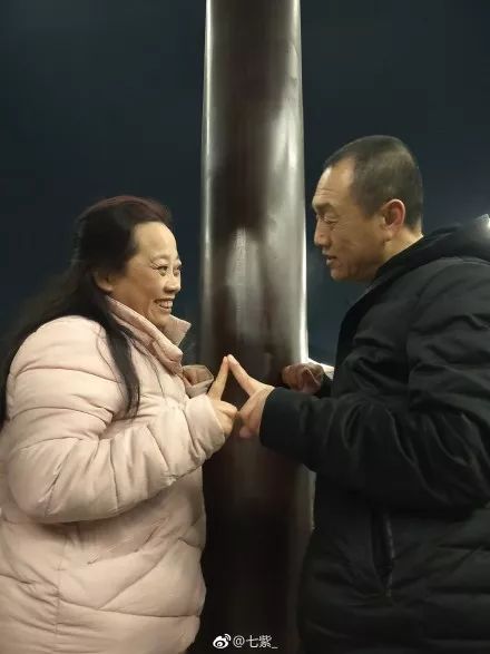 父母秀恩爱对子女的好处,父母特别秀恩爱的方式