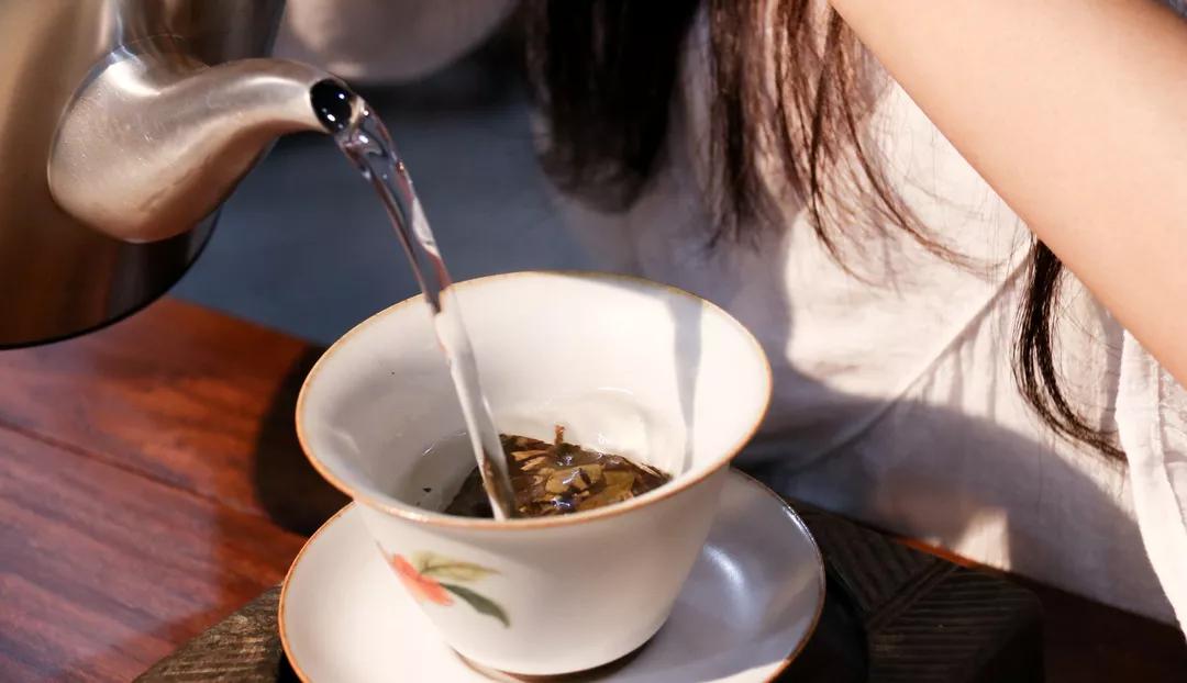 福鼎白茶寿眉小片,福鼎小方片老白茶寿眉汤色