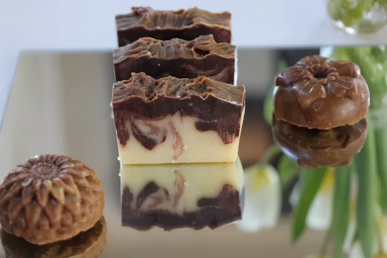 可别傻乎乎拿手工皂洗脸，这玩意儿也就图一乐，都是残留的强碱