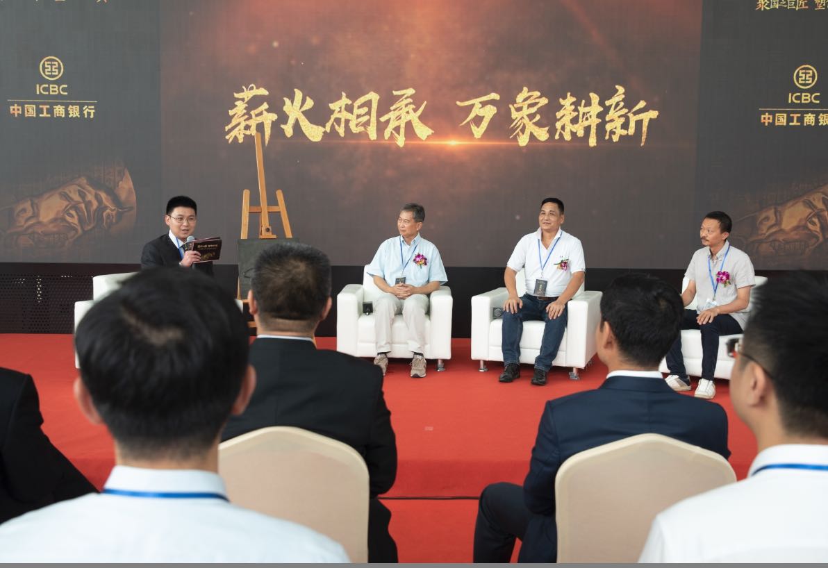 工行生肖金卡奋进牛,拓荒牛潘鹤