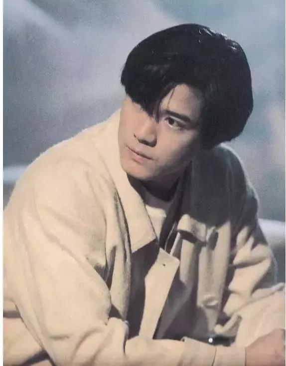 这一届的年轻人，都在学“全班最丑”的郭富城摇头