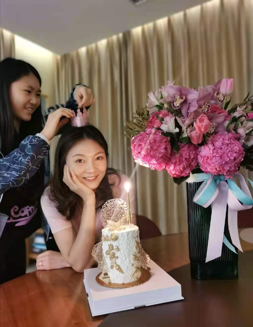 陈婷比张艺谋小多少岁,陈婷多少岁给张艺谋生孩子