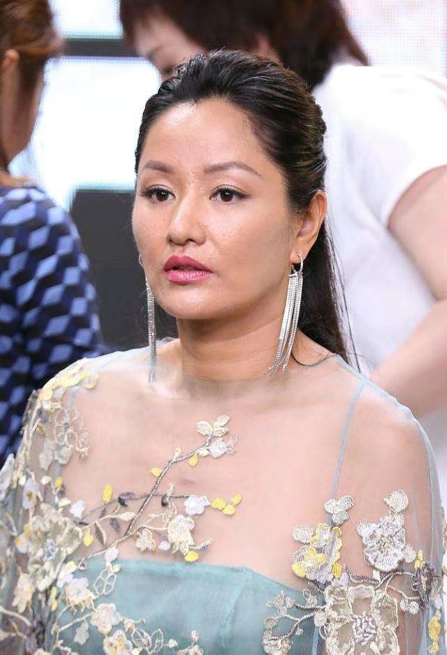 瞿颖近照，皮肤粗糙法令纹明显还发福严重，似老了十岁