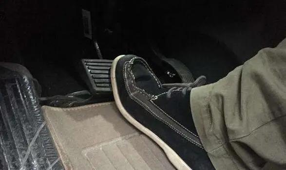 面包车刹车失灵冲向收费站？学会这几招关键时刻能保命