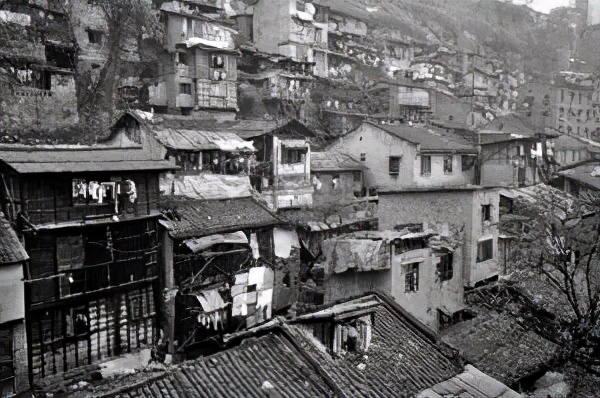 她靠3口锅摆摊起家，当上火锅皇后，断腿造洪崖洞，捧红重庆