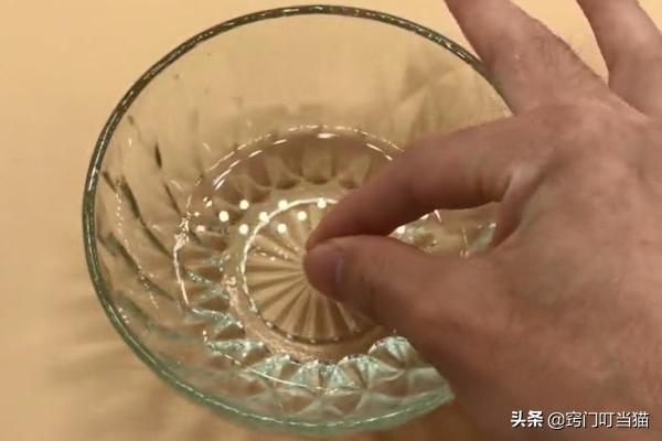 手指502胶水粘到木板上了怎么除掉,手指被502粘住了已经硬化了怎么办