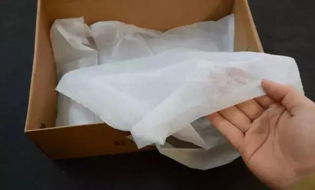 买了20年鞋，才知道鞋盒里的那层白布这么重要，以前太浪费了！