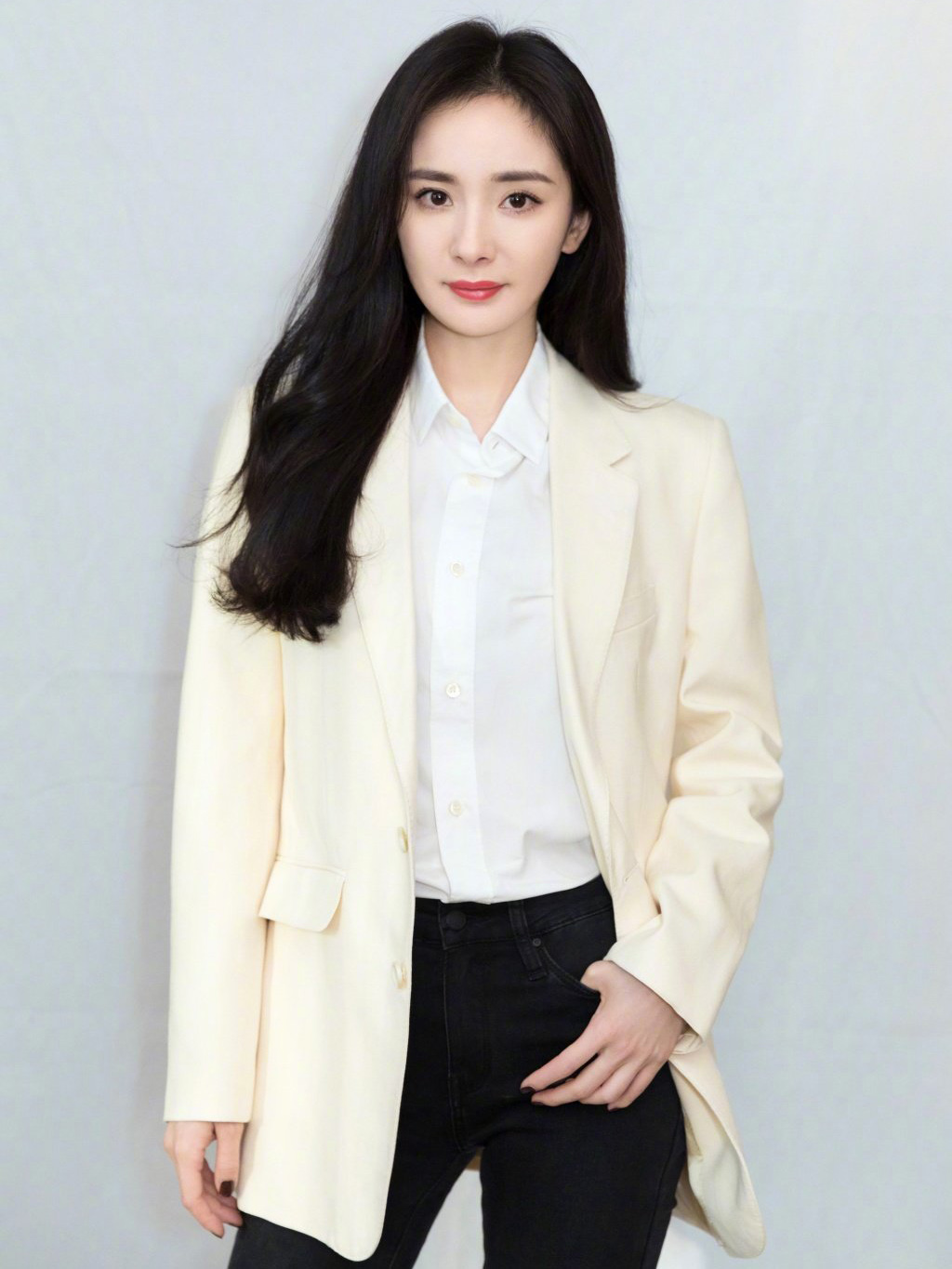 杨幂衣品真出众穿西装知性干练,杨幂穿五分短裤引领新潮流穿搭