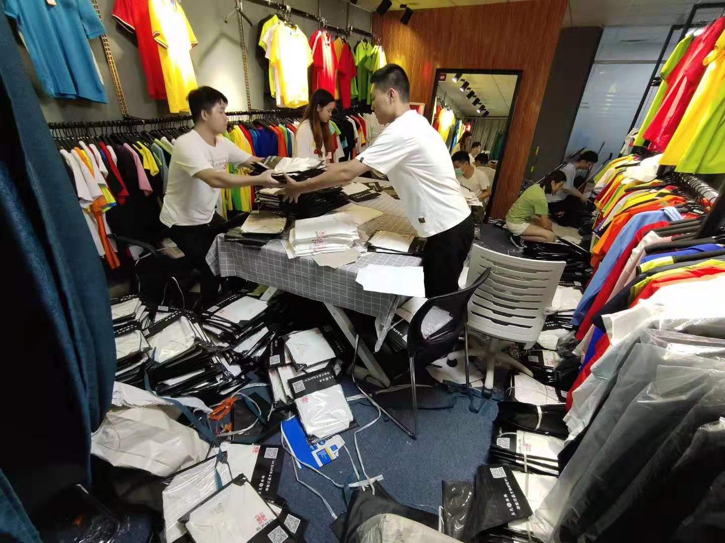 广西东兰县两贫困大学生带着年入500万元的公司毕业