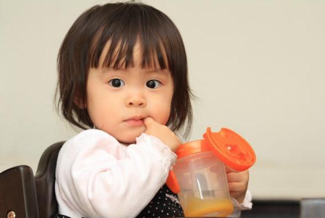 宝宝戒奶不接受奶瓶有何妙招,宝宝戒奶不接受奶粉怎么办