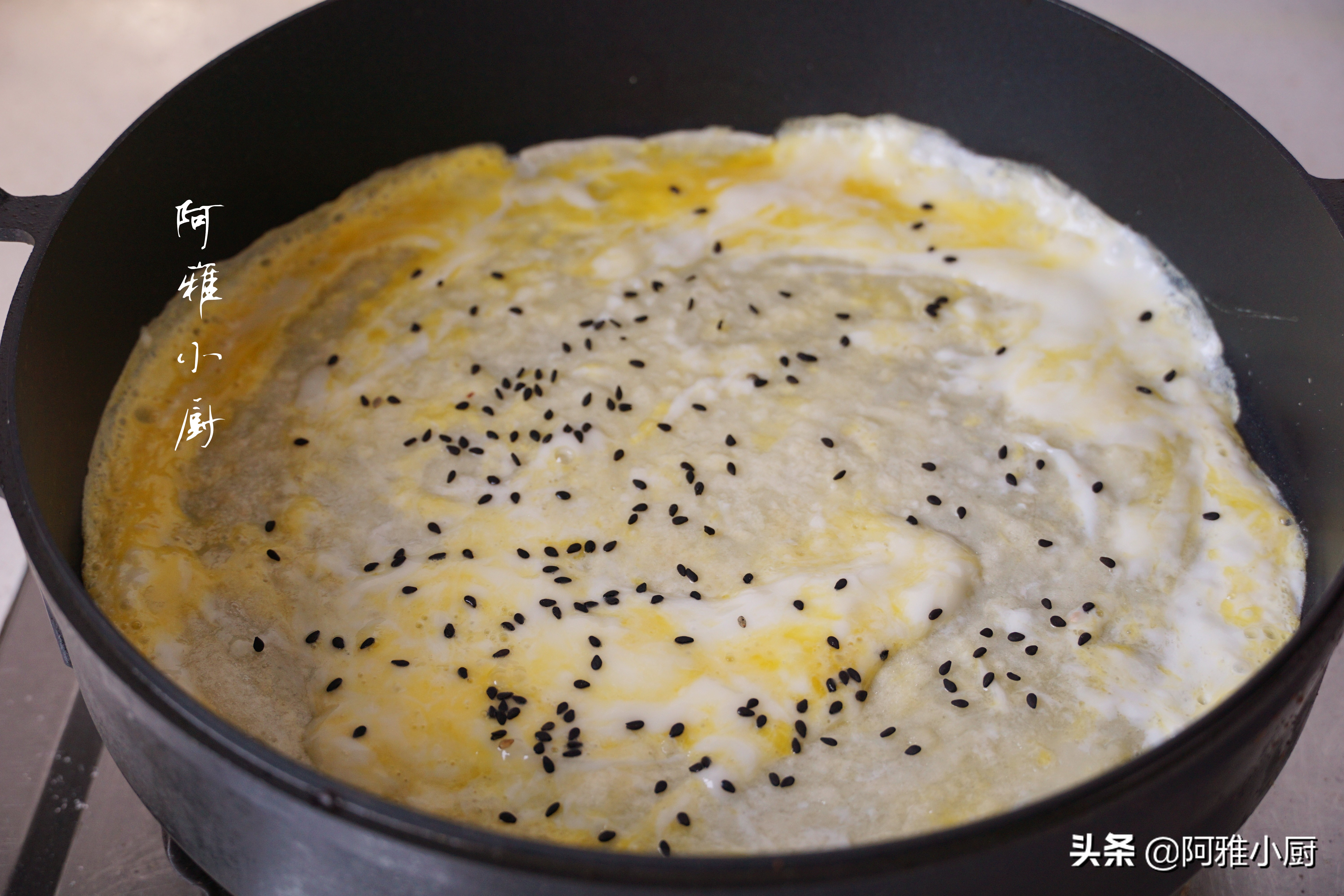 五分钟在家自制煎饼果子,早餐煎饼果子超简单做法