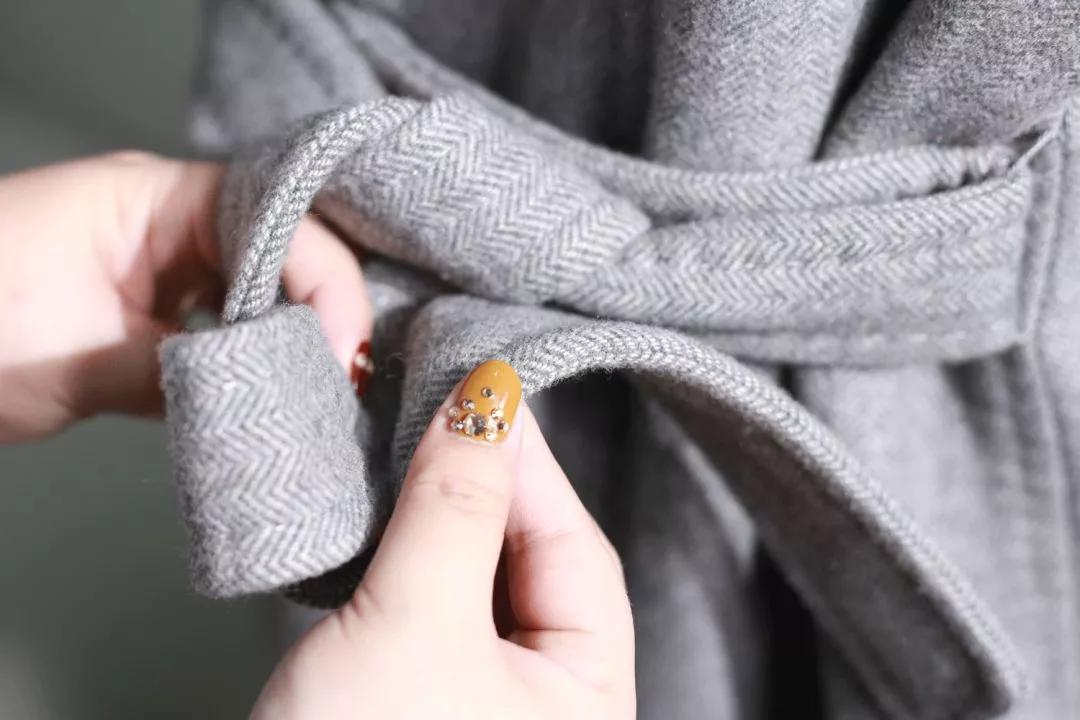 风衣后面的腰带怎么系,带扣风衣腰带后面系法