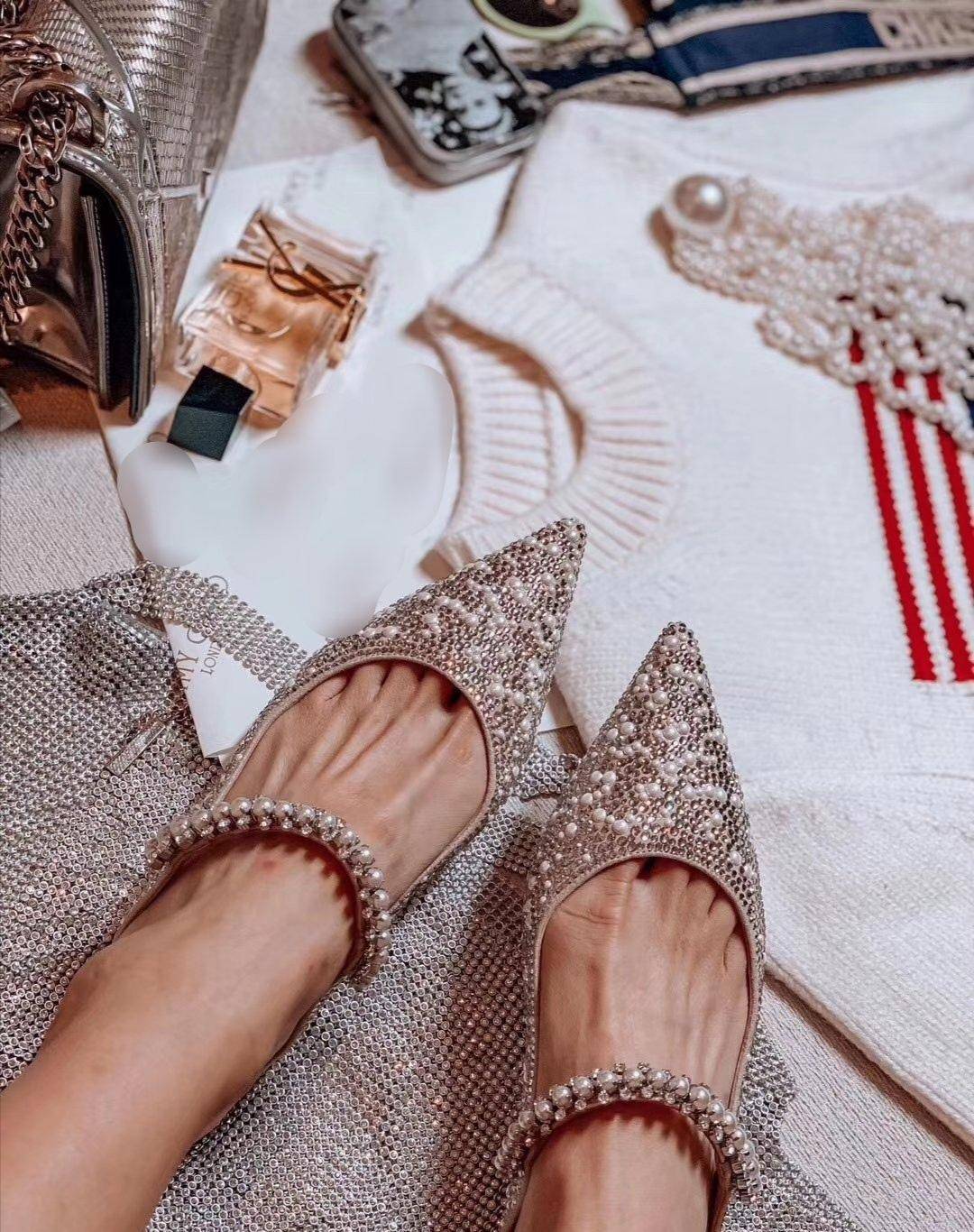 怎样穿高跟鞋可以不累又好看 (高跟鞋不累脚百搭显瘦)