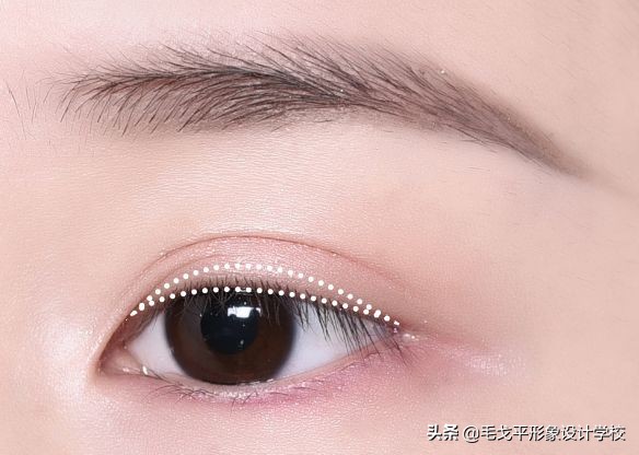 眼线一画就糊怎么解决,眼线一秒学会