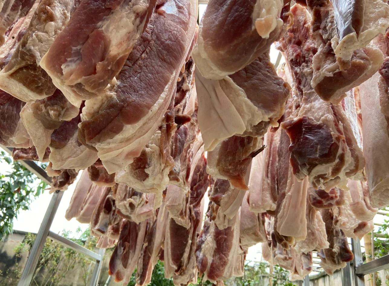 泡药水、防腐剂、机器烘?网上廉价的“烟熏腊肉”,你还想吃吗?