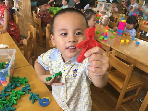 孩子刚上幼儿园哭闹该怎么办,孩子幼儿园上学哭闹怎么引导