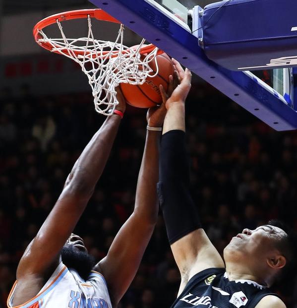 这已经不能叫主场哨了，有这仨裁判，就勇士队来了也白扯