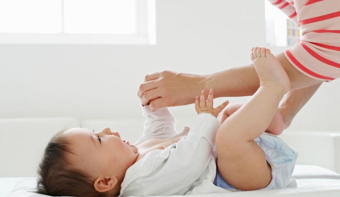 小婴儿一天需要吃多少,各阶段纸尿裤需求量