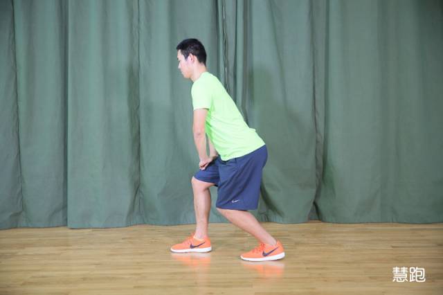 小臂拉伸细节,跳绳热身拉伸动作细节