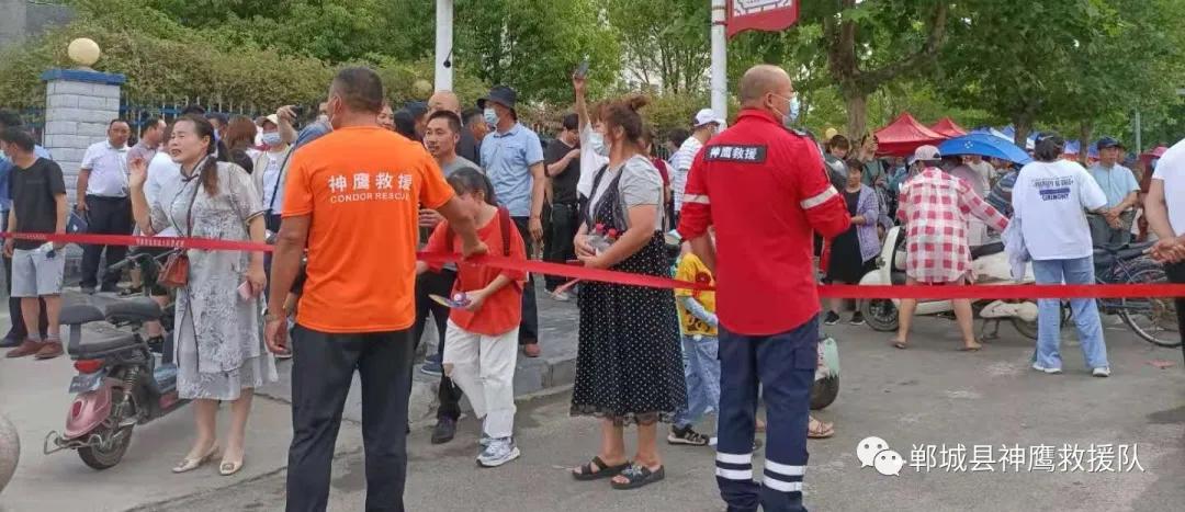 蓝天救援队助力高考 (应急救援队为高考生保驾护航)