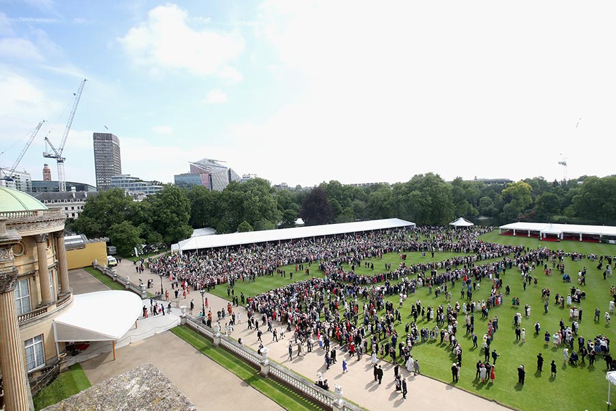 当王室成员打开大门在家里拍照时，我们才终可以一睹他们的豪宅