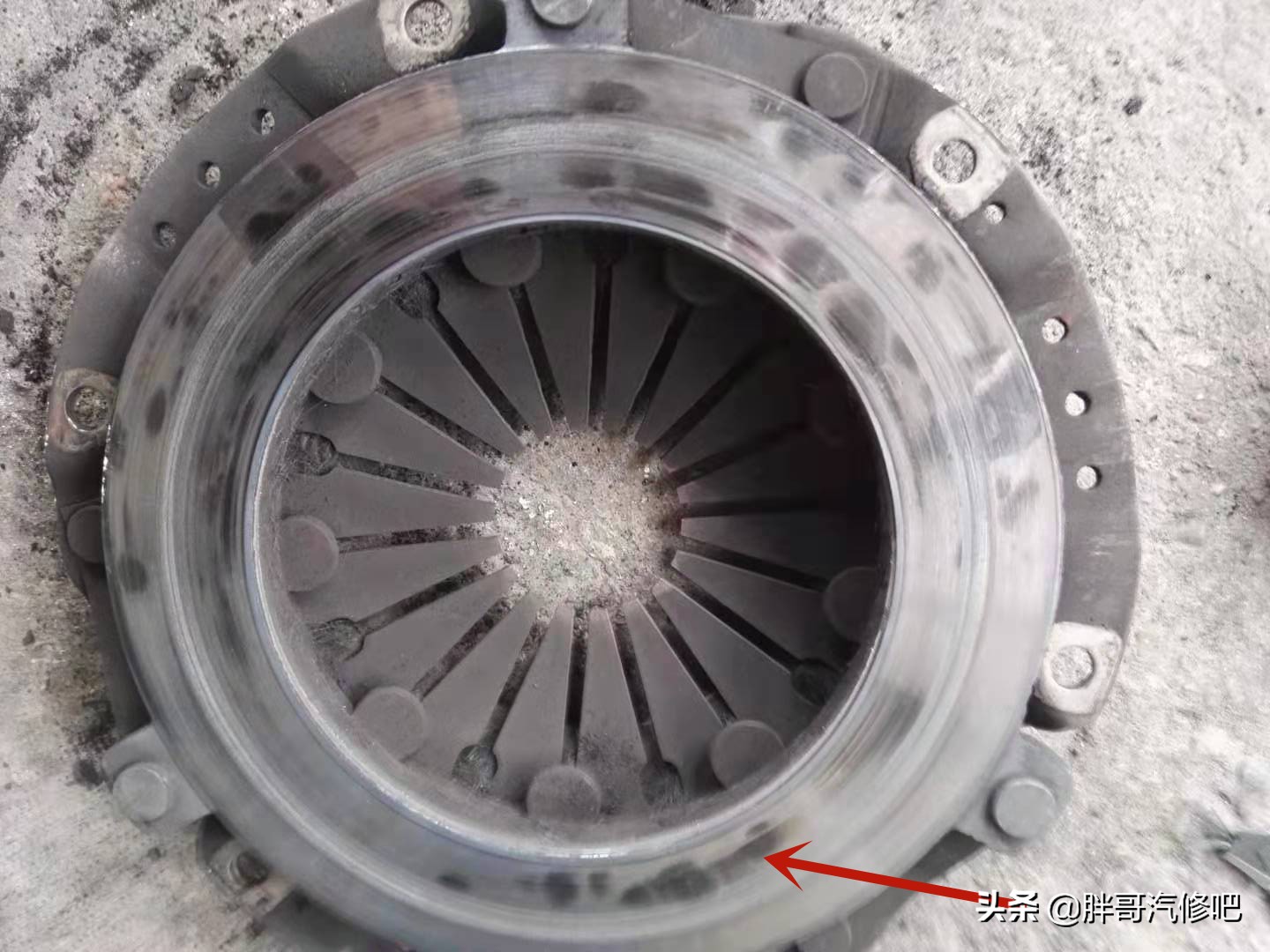 五菱之光挂档不走,胖哥以为换挡拉线脱落,原来是摩擦片报废了