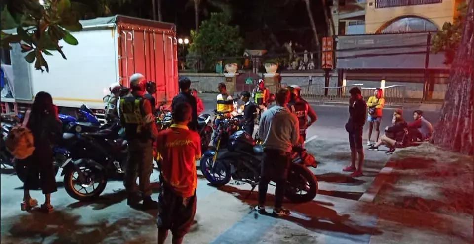 100多名缅甸青年在泰国普吉芭东海滩，持械斗殴