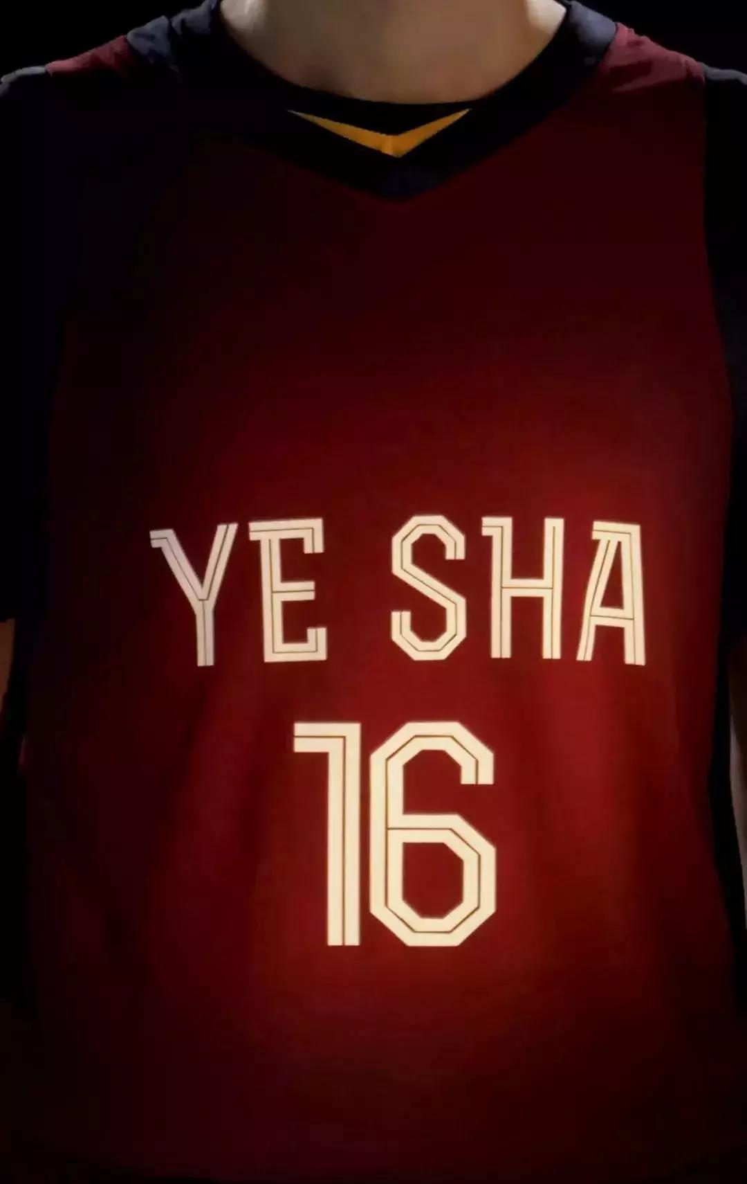 一个篮球队由十四名球员组成,由一群傻子组成的篮球队