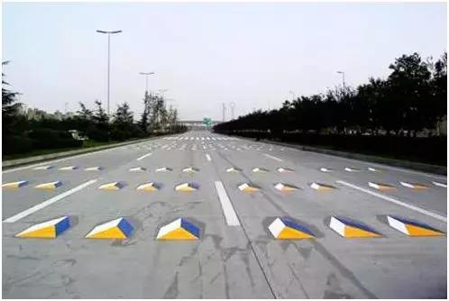 道路交通标准标线怎么走不违规,最容易扣分的交通标志图片