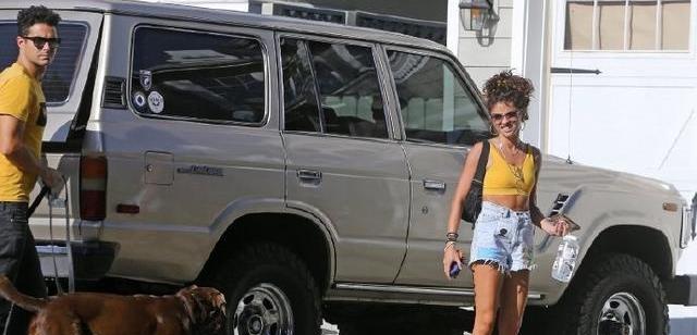 莎拉海蓝德和她的未婚夫出现在街上，他们的肚脐裸露