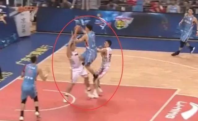 这下麻烦了！广东一内线遭遇骨折！*疆新**要翻盘了？