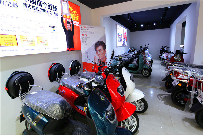 为了带老伴出去游玩方便两千多买了一辆两轮电动车