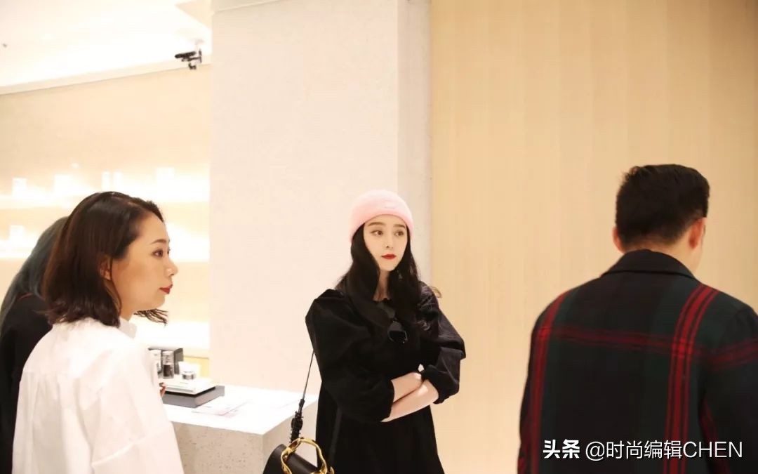 范冰冰现身穿搭抢镜 (范冰冰香港逛街显潮流)