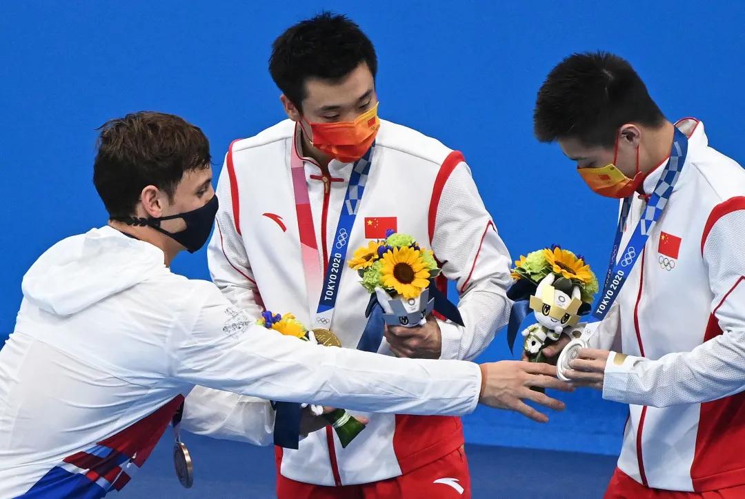 杨健赛后和教练说了什么,杨健赛后表情遭吐槽