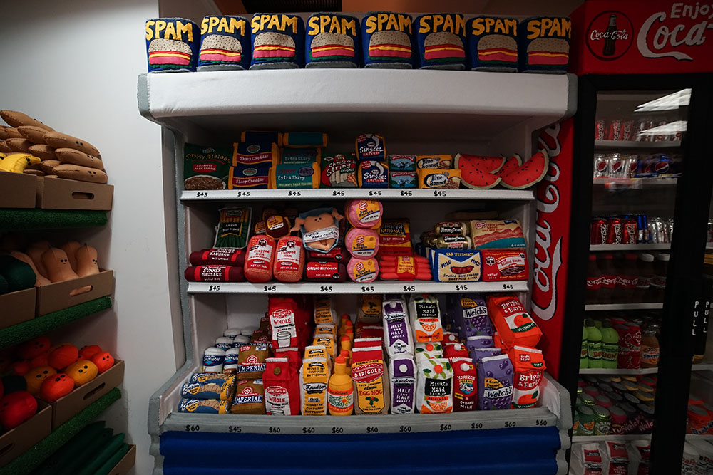 她开了间奇怪的店,货品琳琅满目,却一件也买不了