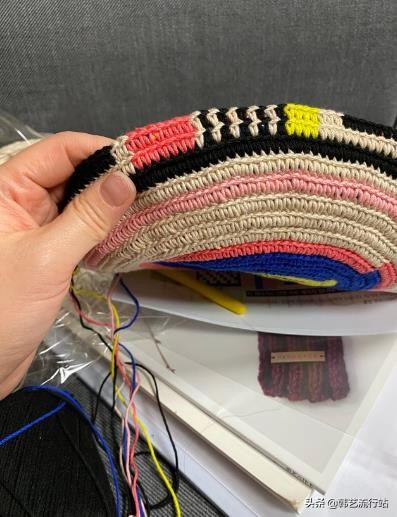 手工钩针编织手提包成品,钩针编织时尚又漂亮的女生手提包