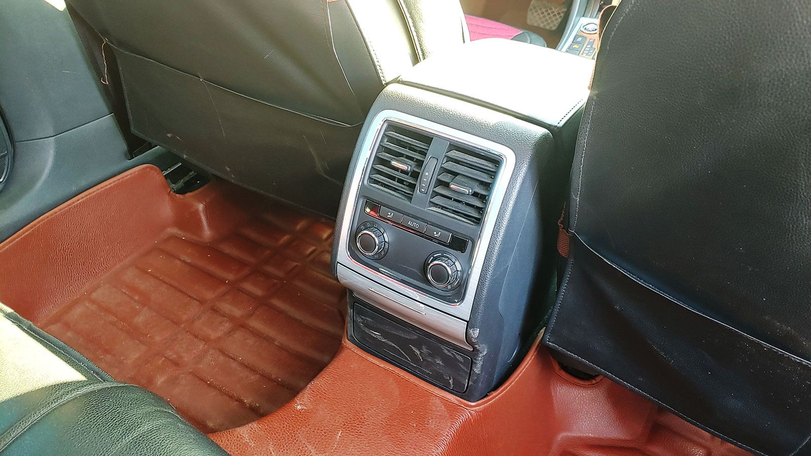 这辆*萨特帕**御尊版1.8T性价比不错：大半喷涂5年半价