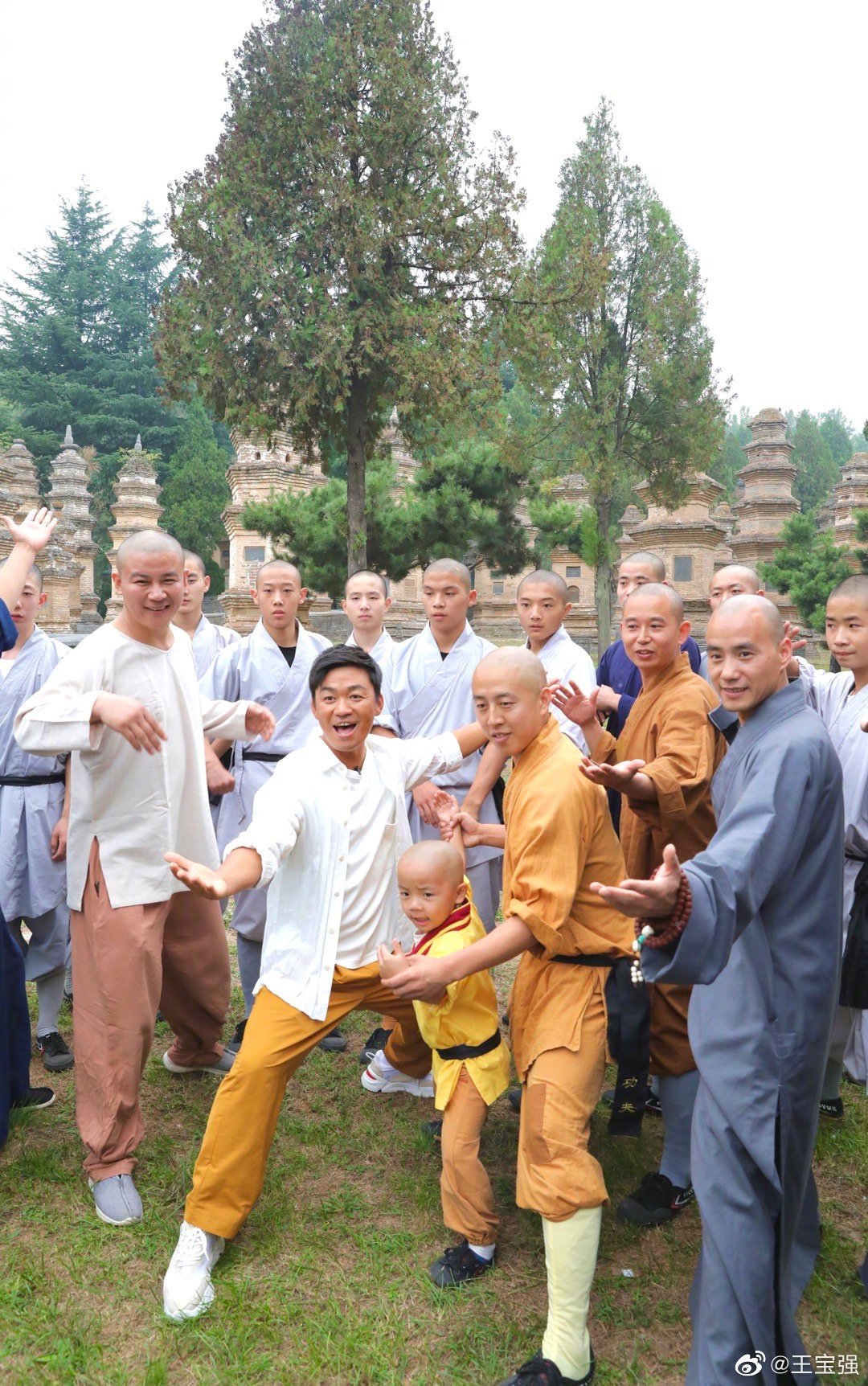 王宝强现身少林寺喊话,王宝强重回少林寺大秀拳法