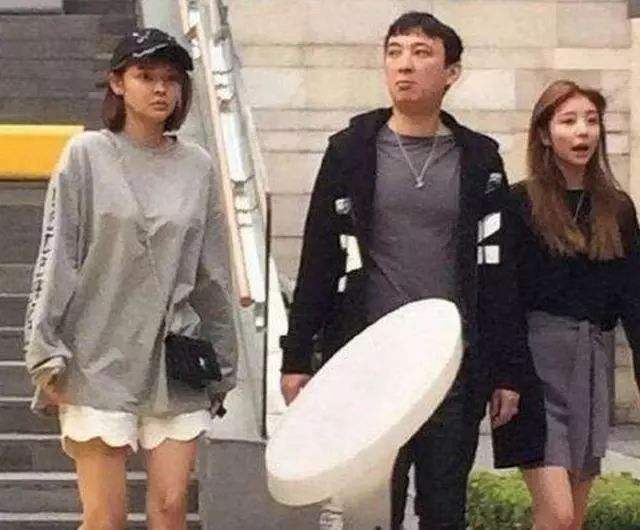 王思聪吃口香糖颁奖抖音,王思聪领奖吃口香糖开开心心