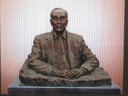 他是最穷的亿万富豪,有几十家银行,却无房无车,儿子是货车司机