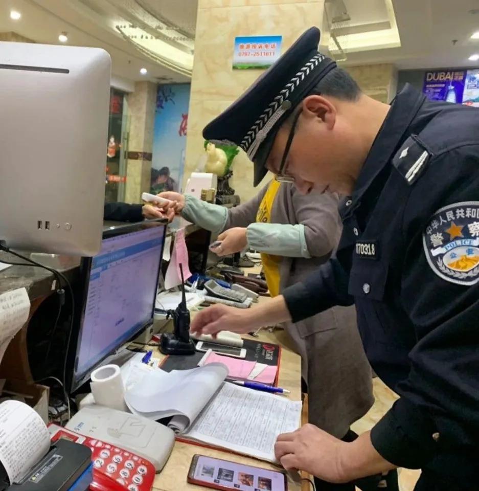 按摩店内“有乾坤”、摩的司机“兼职”介绍卖淫，查禁*赌黄**，瑞金公安在行动！