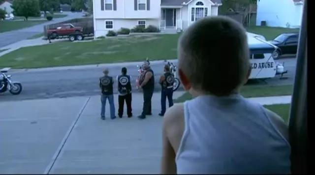 这群花臂壮汉骑哈雷，不收保护费，25年来甘当受欺凌孩子的守护神