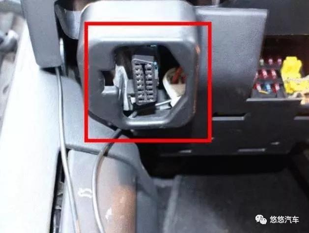 手刹下面有个孔是干嘛用的,汽车手刹旁边有凹槽