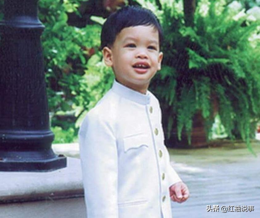 西拉米产后出院排场大,泰王亲自推轮椅,群臣跪拜提帮功母子