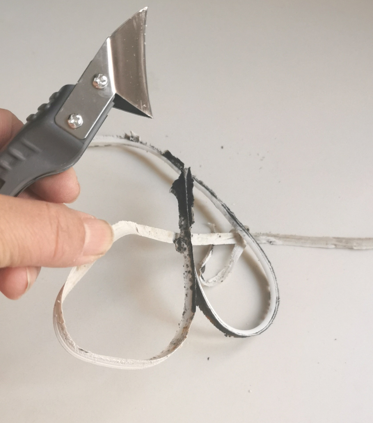 同样是小卫生间，看看人家的马桶边布置，干净利落、清清爽爽