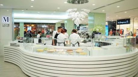 店员像柜姐、配送用劳斯莱斯,贵妇蛋糕卷成啥样了?