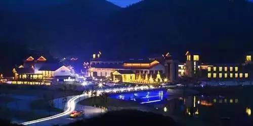 「冬来临·醉温泉」新装怡情谷主楼高级房，早晚2餐+泡38个温泉池