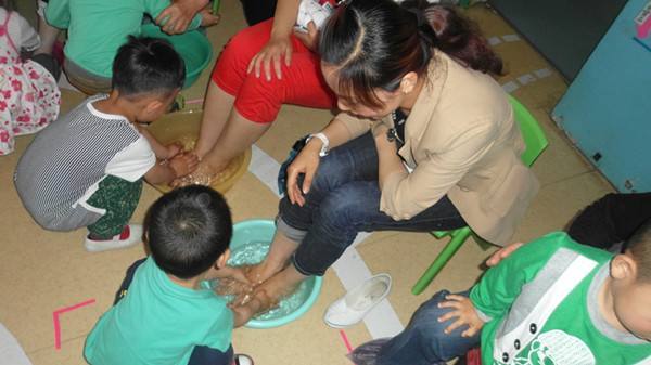 洗脚水里倒一点醋洗脚好吗,洗脚的时候放点碘伏会怎么样